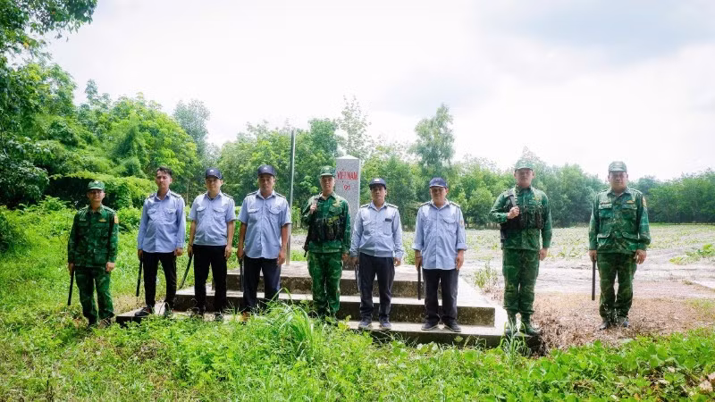 Border guards and security forces of Tan Bien Rubber Company patrol and protect a Vietnam-Cambodia border marker. (Photo: DAO PHONG)