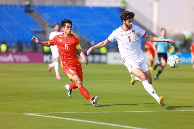 Khuat Van Khang closely follows a Jordan player. (Photo: AFC)