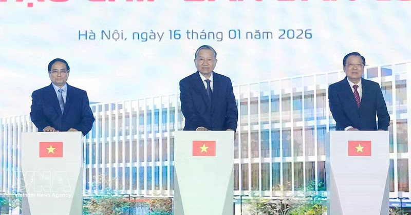 Party General Secretary To Lam (centre), Prime Minister Pham Minh Chinh (left), and Chairman of the Party Central Committee’s Commission for Internal Affairs Phan Dinh Trac mark the start of work on a high-tech semiconductor manufacturing plant in Ha Noi on January 16, 2026. (Photo: VNA)