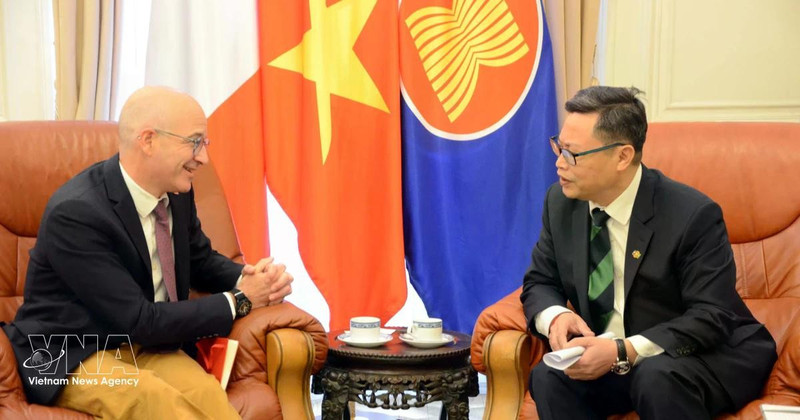Vietnamese Ambassador to France Trinh Duc Hai (R) holds talks with Frédéric Cheneau, Vice President for International Business Development at Assystem, on March 16 to discuss cooperation in nuclear power. (Photo: VNA)