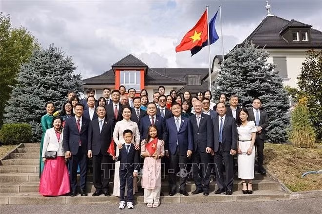 National Assembly Chairman Tran Thanh Man, his spouse Nguyen Thi Thanh Nga and staff from Vietnamese representative offices and members of the Vietnamese community in Switzerland on July 27 in Geneva. (Photo: VNA)