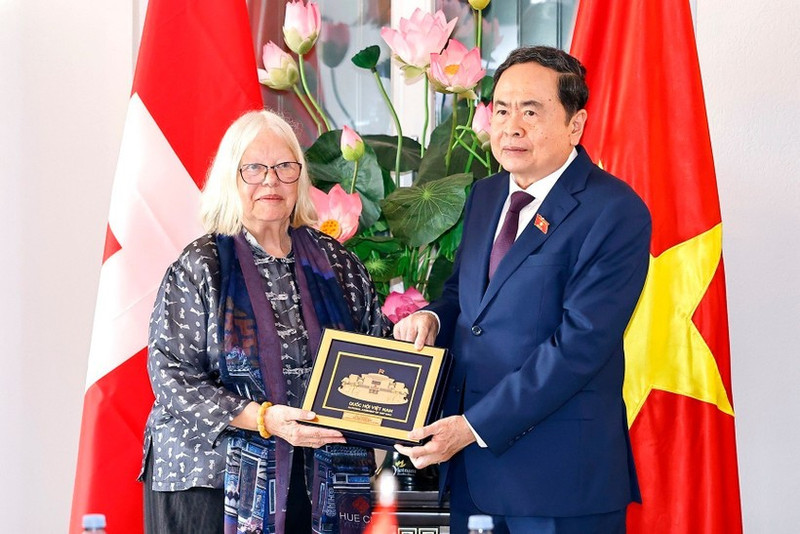 Chairman of the Vietnamese National Assembly Tran Thanh Man (R) presents a gift to President of the Switzerland–Viet Nam Friendship Association Anjuska Marija Weil on July 28. (Photo: VNA)