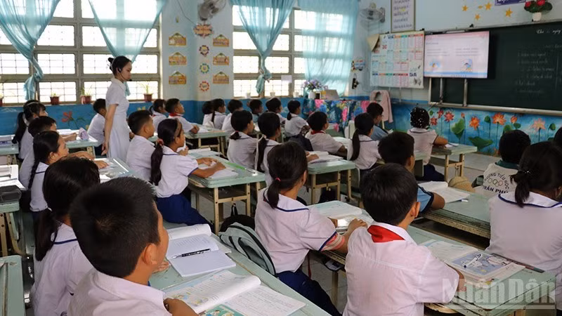 An English classroom equipped with a television at Tran Phu Primary School, Ia Dom Commune.