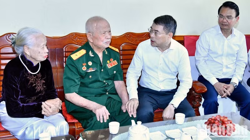 Prime Minister Le Minh Hung warmly enquires after and encourages Phi Huong Dung and his family. (Photo: THANH GIANG)