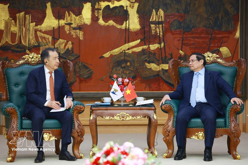 Prime Minister Pham Minh Chinh (R) and visiting Chairman of the Board of the Eurasian Economic Commission (EEC) Bakytzhan Sagintayev at their meeting in Ha Noi on March 2. (Photo: VNA)