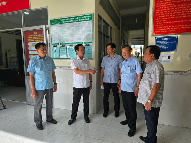 Can Tho City leaders inspect and survey working offices of several communes and wards.