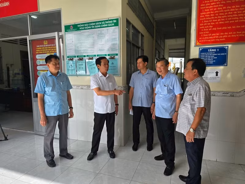 Can Tho City leaders inspect and survey working offices of several communes and wards.