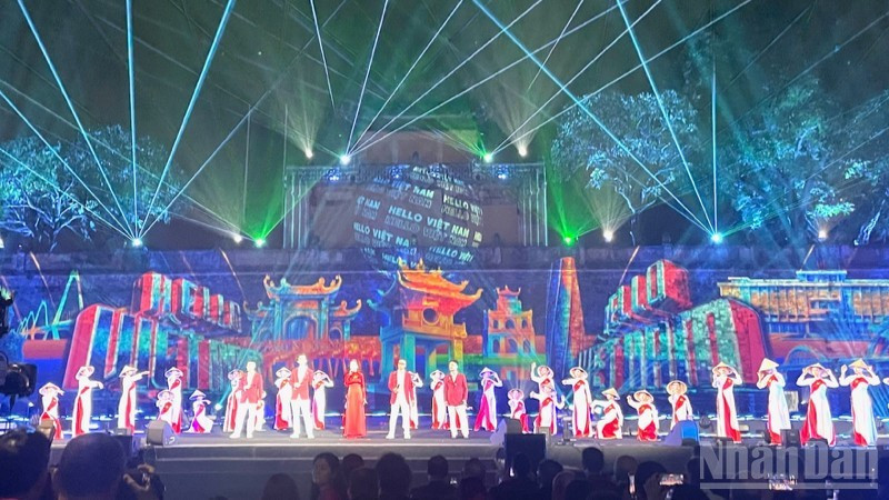 The closing art performance of the first World Culture Festival in Ha Noi.