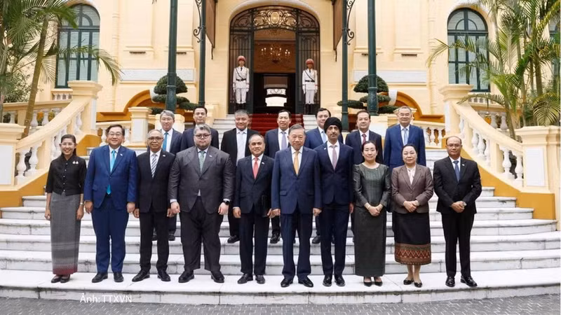 Party General Secretary and State President To Lam meets with ASEAN ambassadors and chargés d'affaires in Ha Noi on August 4, 2026. (Photo: VNA)