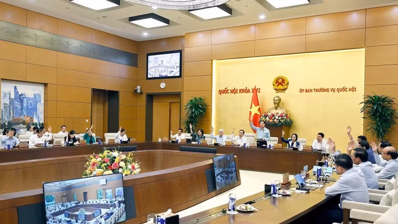 The National Assembly Standing Committee votes and approves the submission of the proposals on the establishment of Quang Ninh and Bac Ninh cities to the 16th-tenure legislature. (Photo: VNA)