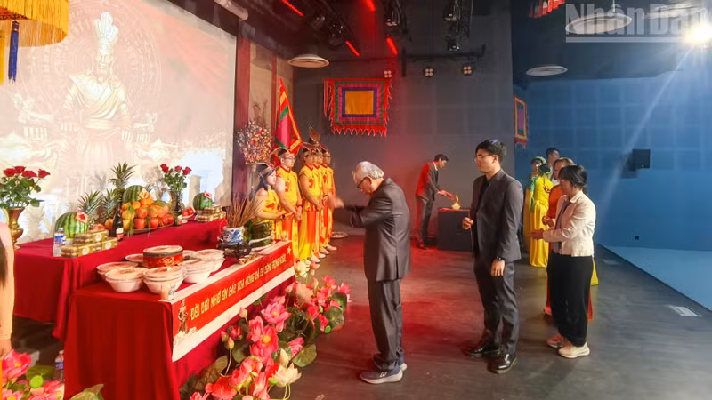 Generations of overseas Vietnamese in France offered incense in remembrance of, and gratitude to, the Hung Kings.