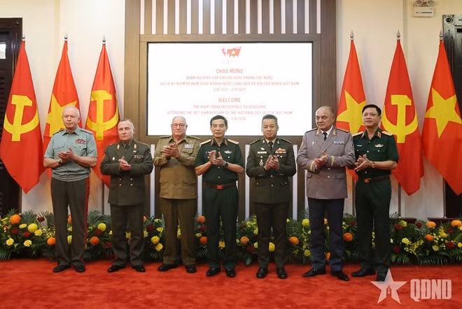 Minister of National Defence Phan Van Giang and delegates (Photo: qdnd)