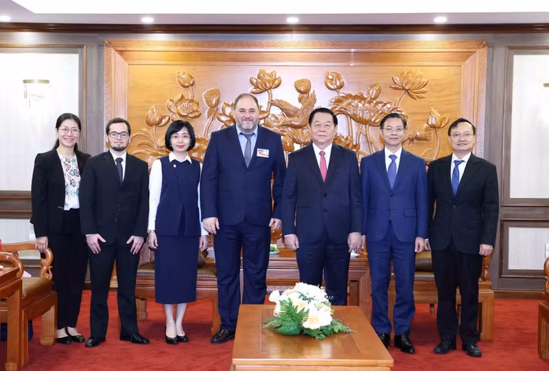Nguyen Trong Nghia, Politburo member, Secretary of the Communist Party of Viet Nam (CPV) Central Committee, and Chairman of its Commission for Information, Education and Mass Mobilisation (third, right) and the high-ranking delegation of the Communist Party of Uruguay (PCU). (Photo: VNA)