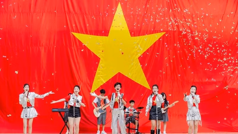 The art performance “Love Your Country in Your Own Way”. (Photo: nhandan.vn)