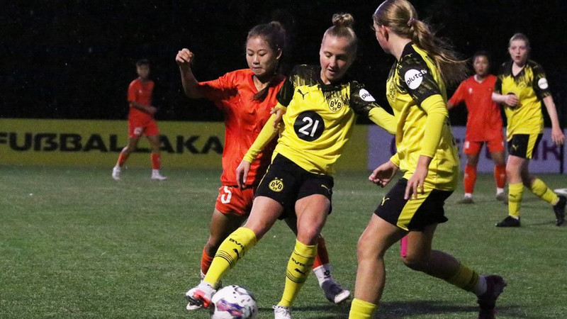 Viet Nam players maintained good control of the game against the European side. (Photo: VFF)