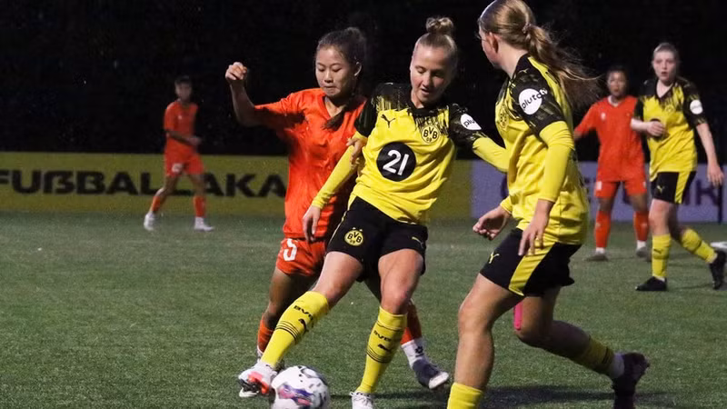 Viet Nam players maintained good control of the game against the European side. (Photo: VFF)