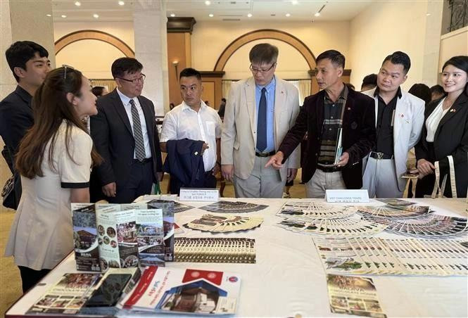 Korean businesses and partners visit an exhibition showcasing Lam Dong province's typical products. (Photo: VNA)