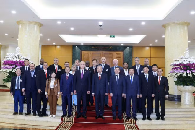 Party General Secretary To Lam and the delegation (Photo: VNA)