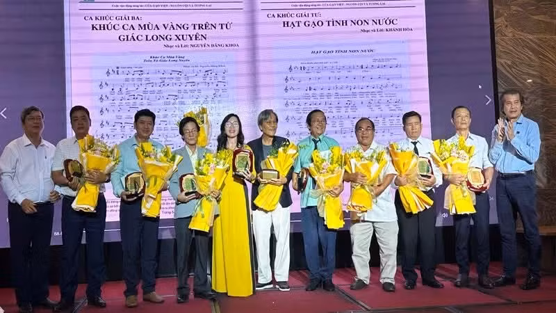 Representatives of the organising committee present song awards to the winning authors.