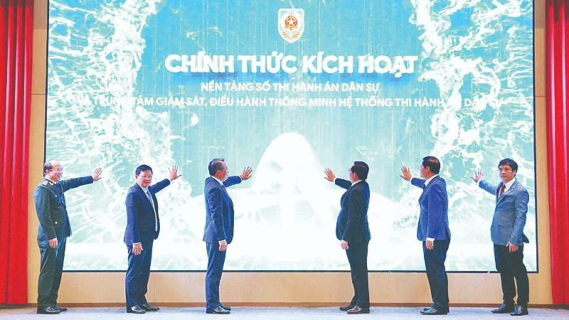 Leaders of the government, the Ministry of Justice, the Civil Judgment Enforcement Administration, and the FPT technology group press the button to launch the digital platform for civil judgment enforcement.