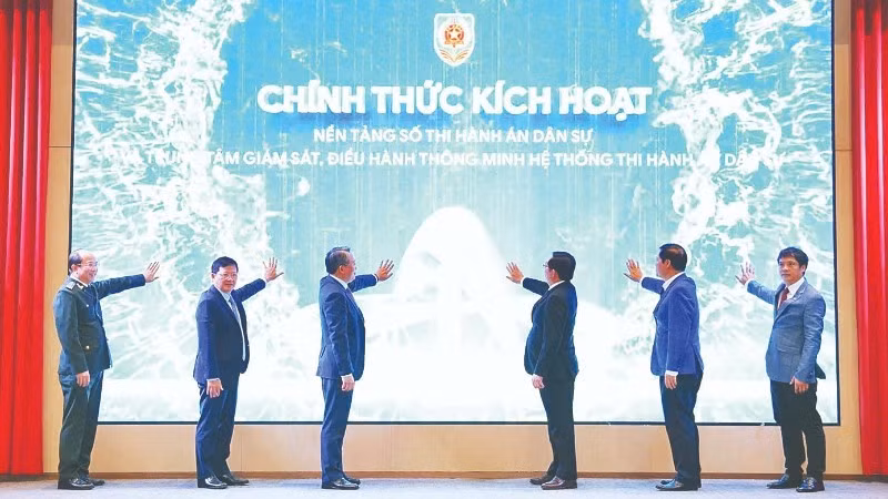 Leaders of the government, the Ministry of Justice, the Civil Judgment Enforcement Administration, and the FPT technology group press the button to launch the digital platform for civil judgment enforcement.