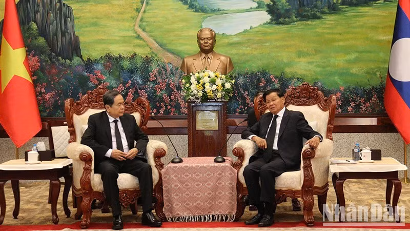 NA Chairman Tran Thanh Man (L) meets with General Secretary of the Lao People’s Revolutionary Party (LPRP) Central Committee and President of Laos Thongloun Sisoulith on August 9. (Photo: nhandan.vn)