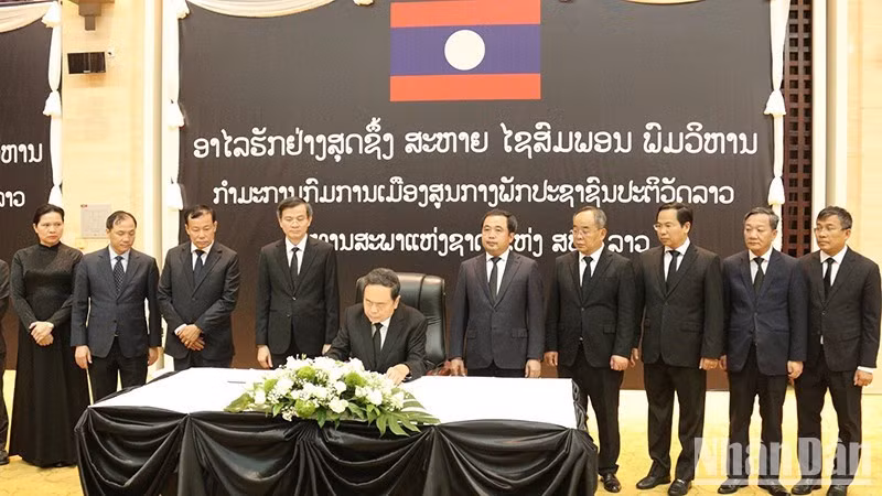 NA Chairman Tran Thanh Man writes in the book of condolences. (Photo: nhandan.vn)