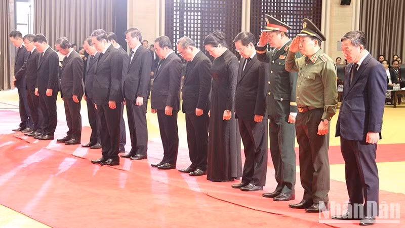 National Assembly Chairman Tran Thanh Man leads a high-ranking delegation of the Party and State of Viet Nam to pay tribute to Politburo member and President of the National Assembly of Laos Xaysomphone Phomvihane. (Photo: nhandan.vn)