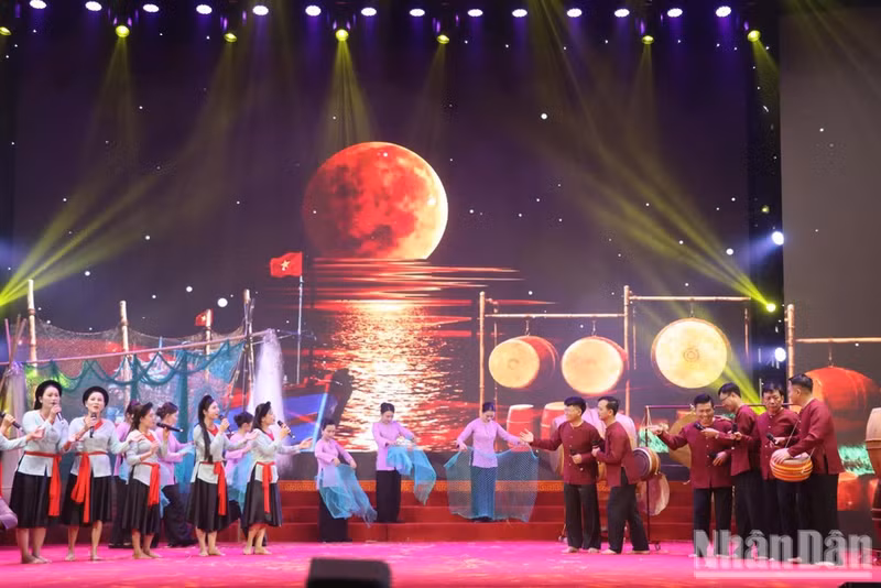 Outstanding performances are presented at the closing ceremony.