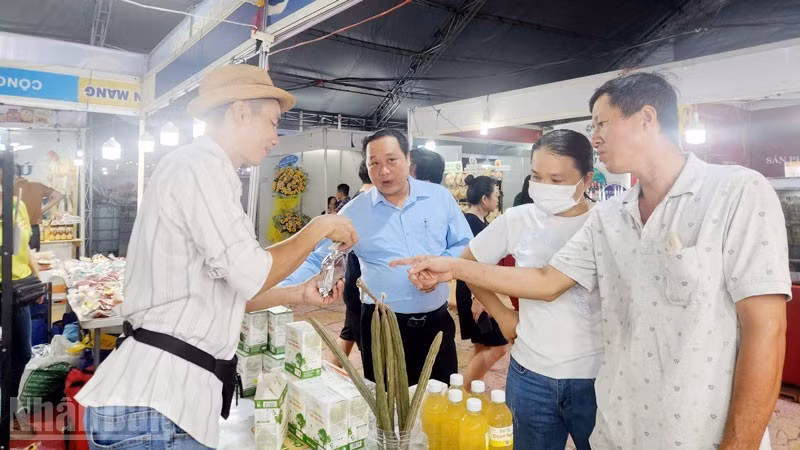 Visitors explore display booths at the An Giang Tourism and Cuisine Festival, combined with the Rach Gia Trade Promotion Fair and OCOP Product Exhibition 2025. (Photo: nhandan.vn)