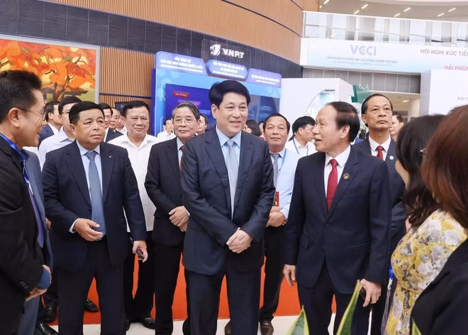 State President Luong Cuong and delegates visit a trade promotion exhibition held on the sidelines of the conference. (Photo: VNA)