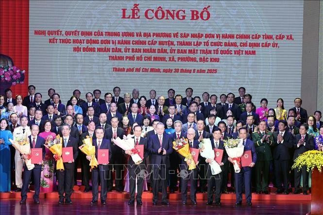 Party General Secretary To Lam (front, fifth from left) presents the resolutions and decisions on the merger of administrative units, the establishment of Party organisations, and the appointment of personnel at the ceremony in Ho Chi Minh City on June 30. (Photo: VNA)