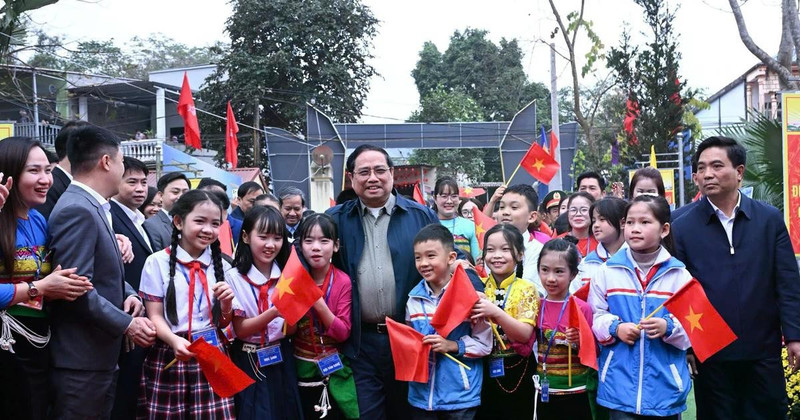 Prime Minister Pham Minh Chinh with teachers and students of the Cam Thach inter-level school, Cam Thach Commune, Thanh Hoa.