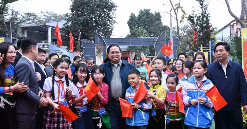 Prime Minister Pham Minh Chinh with teachers and students of the Cam Thach inter-level school, Cam Thach Commune, Thanh Hoa.