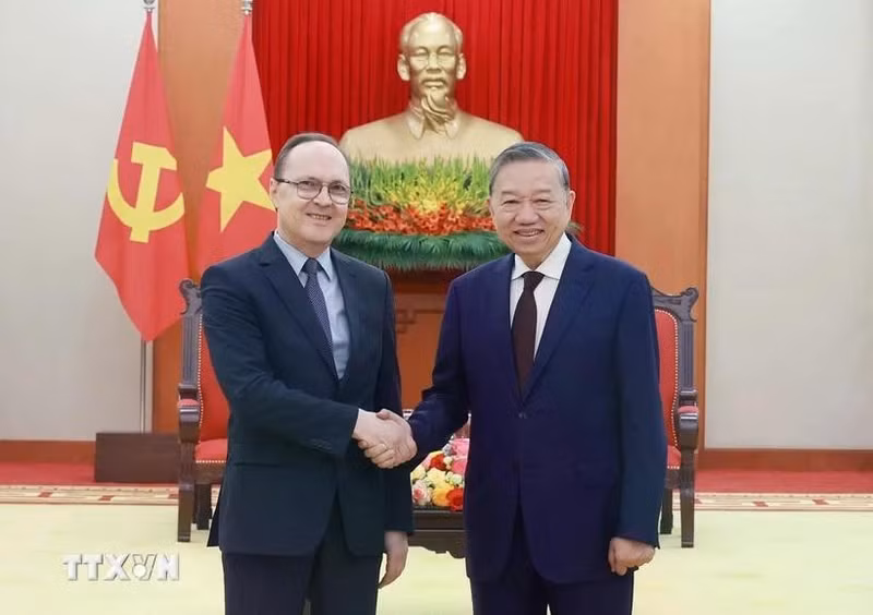 Party General Secretary To Lam (R) receives Russian Ambassador to Viet Nam Gennady Bezdetko (Photo: VNA)