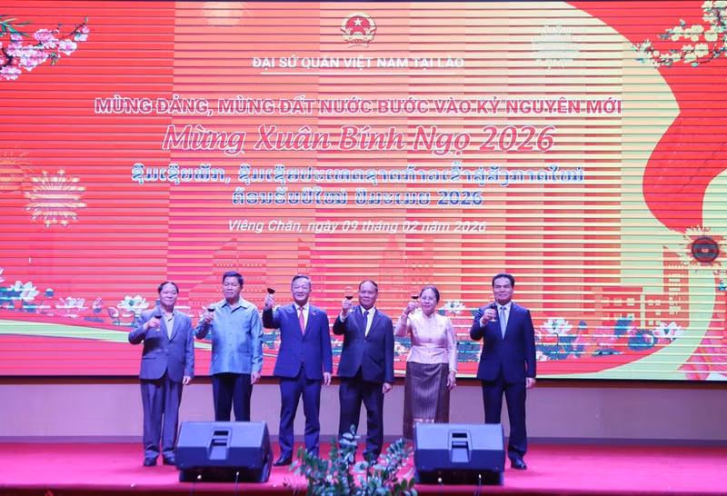 Vietnamese Ambassador to Laos Nguyen Minh Tam (third from left) and Lao Party and State leaders at the Tet gathering (Photo: VNA)