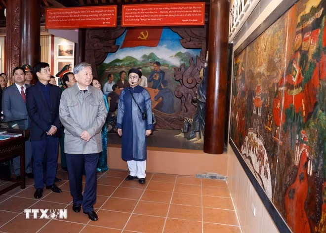 Party General Secretary To Lam visits the memorial site of former Party General Secretary Nguyen Van Cu in Bac Ninh province. (Photo: VNA)