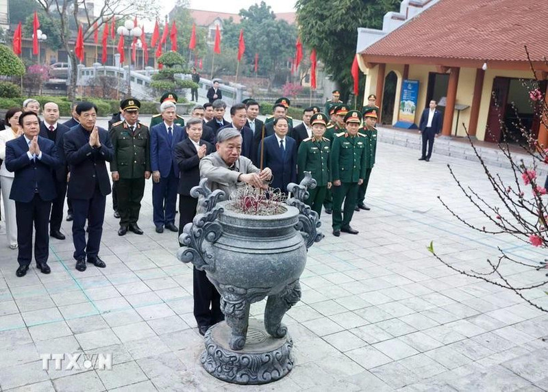 Party General Secretary To Lam and his delegation offer incense at the memorial house of former Party General Secretary Nguyen Van Linh in Nguyen Van Linh commune, Hung Yen province. (Photo: VNA)