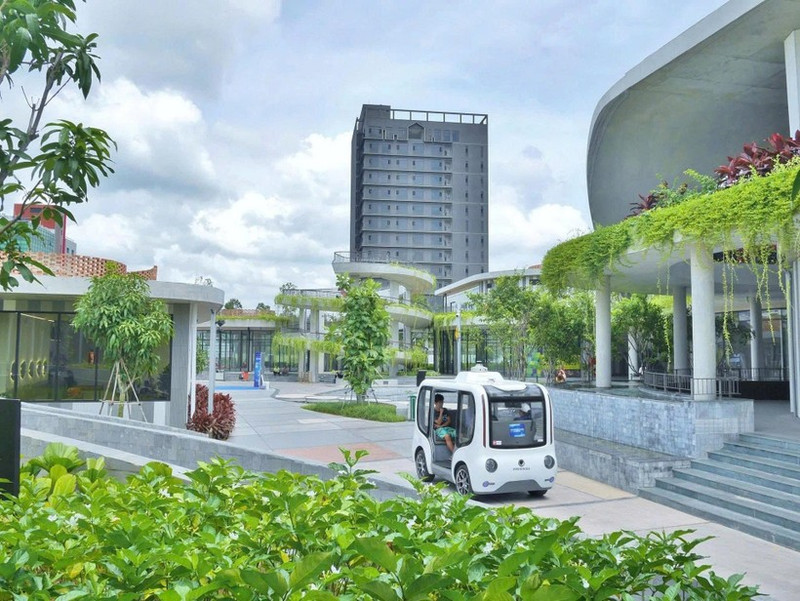 An autonomous vehicle produced by Phenikaa-X Company during a trial run at Hikari Commercial Centre, Binh Duong Ward, Ho Chi Minh City. (Photo: ANH DUONG)