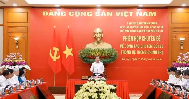 Party General Secretary and State President To Lam, Head of the Central Steering Committee for Science and Technology Development, Innovation and Digital Transformation, chairs the thematic session on digital transformation in the political system on June 25, 2026. (Photo: VNA)