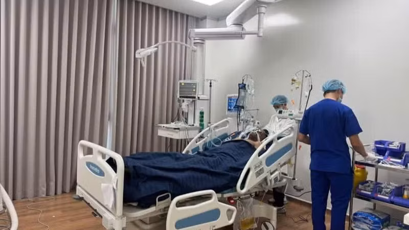 The victims of the accident receive care and treatment at a hospital on Phu Quoc Island. (Photo: VNA)