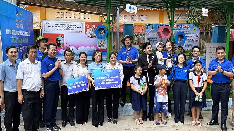 The organisers present a “Green Library” and 160 sets of uniforms to preschool pupils.