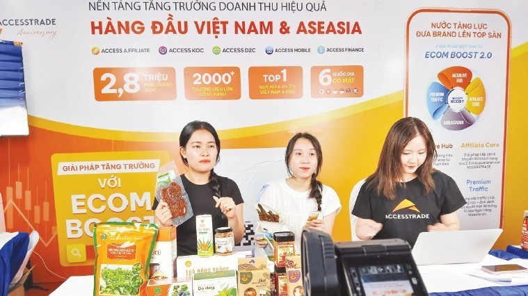 Livestream promoting products in e-commerce activities and connecting the Da Nang region. (Photo: VNA)