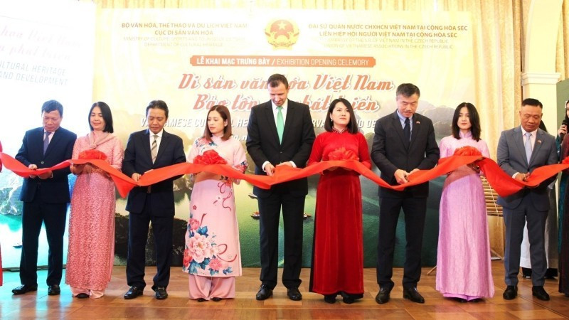 Opening ceremony of the exhibition on Vietnamese cultural heritage held in the Czech Republic. (Photo: Embassy of Viet Nam in the Czech Republic)