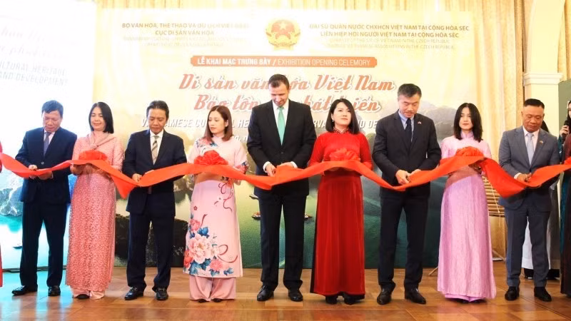 Opening ceremony of the exhibition on Vietnamese cultural heritage held in the Czech Republic. (Photo: Embassy of Viet Nam in the Czech Republic)