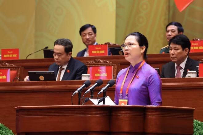 Ha Thi Nga, Standing Deputy Secretary of the Party Committee of the Viet Nam Fatherland Front (VFF) and central mass organisations, speaks at the 14th National Party Congress on January 21 morning. (Photo: VNA)