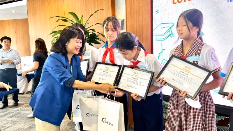 Coteccons representatives presented scholarships and gifts to the students. (Photo: nhandan.vn)