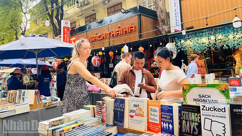 Foreign visitors at Ho Chi Minh City Book Street on the sixth day of the 2026 Lunar New Year. (Photo: LINH BAO)