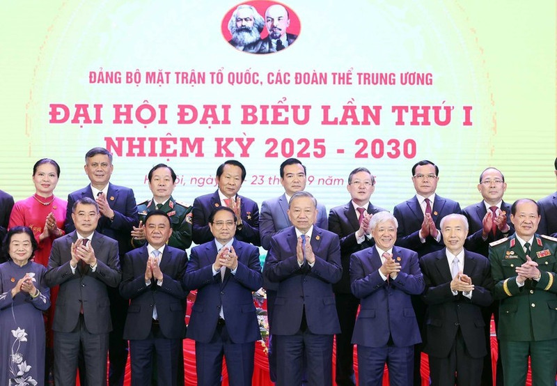 Party General Secretary To Lam (fourth from right, first row), and Prime Minister Pham Minh Chinh (fourth from left, first row) attend the first Congress of the Party Organisation of the Viet Nam Fatherland Front and Central Mass Organisations for the 2025-2030 term. (Photo: VNA)