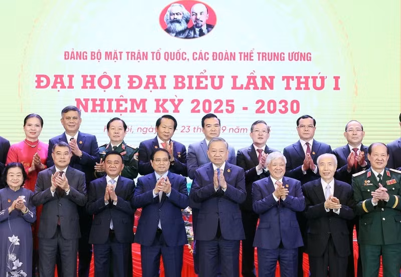 Party General Secretary To Lam (fourth from right, first row), and Prime Minister Pham Minh Chinh (fourth from left, first row) attend the first Congress of the Party Organisation of the Viet Nam Fatherland Front and Central Mass Organisations for the 2025-2030 term. (Photo: VNA)